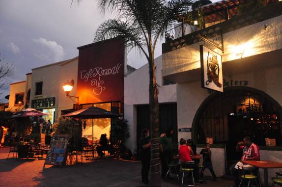 Área de barzinhos em Tlaquepaque, bairro de Guadalajara, no México